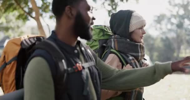 Pasangan Antar Ras Mendaki Dan Berjalan Dengan Ransel Alam Dari — Stok Video
