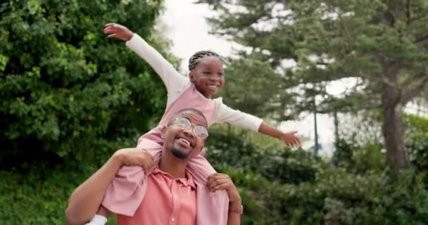 Schwarzer Mann Kind Und Lächeln Für Huckepack Park Garten Und — Stockvideo