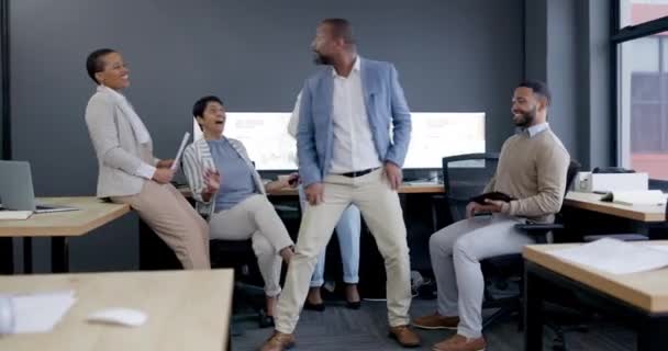 ダンス ハッピー ビジネスの人々は休憩中 または同僚と一緒に楽しい会議で オフィスの多様性 そしてオフィスで一緒にコメディー 面白い おとぎ話をする従業員と踊る黒人の男 — ストック動画