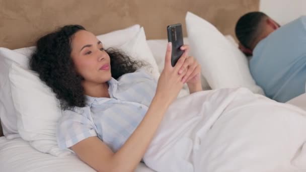 Dormitorio Teléfono Relajarse Pareja Mujer Feliz Niña Escribiendo Buscar Leer — Vídeo de stock