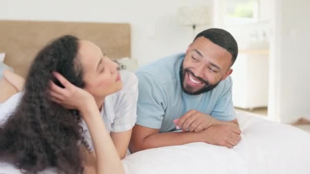 Sypialnia Rozmowa Relaks Para Rozmawia Szczęśliwy Godzinach Porannych Rozmowy Dyskusji — Wideo stockowe