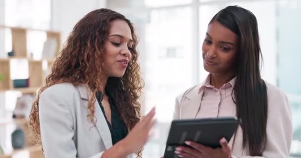 Teamwork Tablet Und Frauen Wirtschaft Büro Oder Gespräch Über Unternehmensentwicklung — Stockvideo