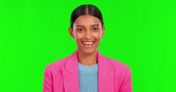 Счастливые Лицо Женщина Подмигивают Зеленому Экрану Студия Листают Макете Цветной — стоковое видео