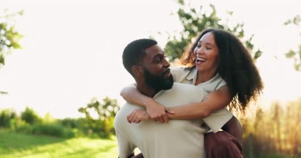 アウトドアアドベンチャーに結合するために公園でピギーバック 幸せとカップル デート 黒人男性と女性 ロマンスのために話す 朝の自然の中で関係と愛 — ストック動画