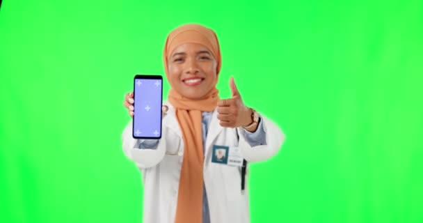 Μουσουλμάνα Γυναίκα Γιατρός Και Αντίχειρας Επάνω Τηλέφωνο Στην Πράσινη Οθόνη — Αρχείο Βίντεο