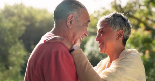 一对快乐的夫妇 老年人和额头在公园里触摸 为爱情 关怀和放松质量在一起的时光 面对退休 婚姻忠诚和对花园的信任 年迈的男人和浪漫的女人都面带微笑 — 图库视频影像