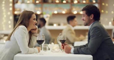 Akşam yemeğinde evlilik yıldönümü kutlaması için restoranda gülen, konuşan ya da mutlu bir çift. Komik şaka, romantik erkek ya da güzel kadın güzel yemekler, konuşmak ya da şarap eşliğinde kaynaşmak..