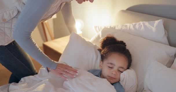 Noite Luz Menina Dormindo Cama Com Cuidado Apoio Amor Mãe — Vídeo de Stock