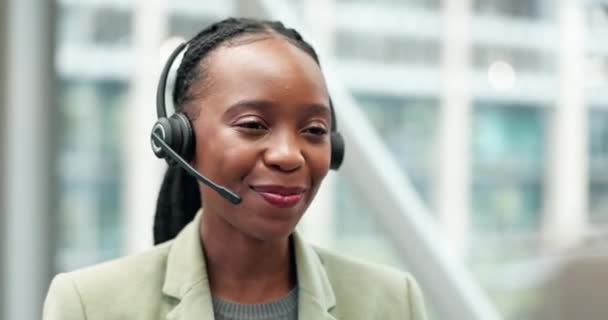 スマイル コールセンター 黒人女性がテレマーケティング サポート 助けを求めて私達に連絡します カスタマーサービス ハッピー セールスエージェント プロフェッショナルまたはコンサルタント コミュニケーションとクラムチャット — ストック動画