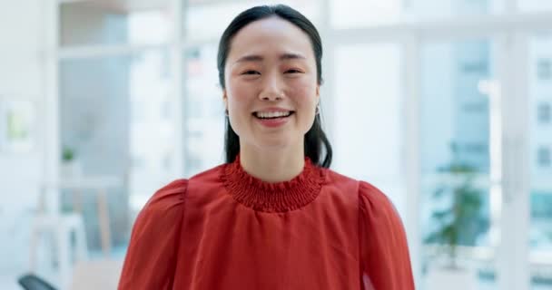 Ofisteki Asyalı Kadının Yüzü Tasarımcısı Gülümsemesi Girişim Veya Şirket Işyeri — Stok video