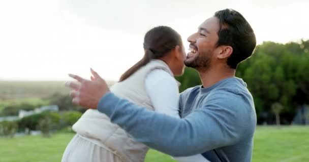 Sarılın Baba Kız Dışarı Mutluluk Keyifli Neşeli Sevecen Zaman Geçirin — Stok video