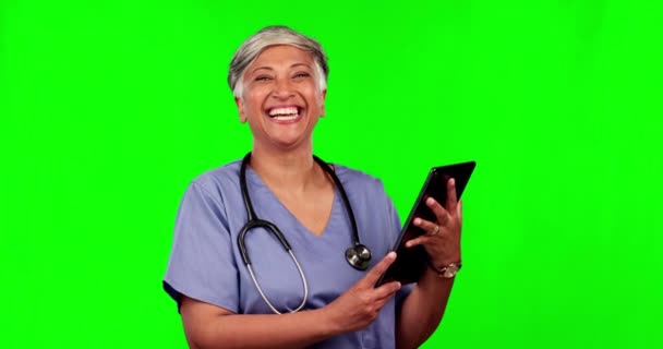 Tablet Boldog Női Orvos Egy Stúdióban Zöld Képernyős Csinál Orvosi — Stock videók