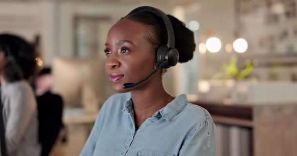 コールセンター 顔と幸せな女性 夜のワークスペースでのカスタマーサポートとコンサルティングのためのコンサルタントまたはエージェント 仮想ネットワークやヘルプのためのコミュニケーション 専門機関やアフリカの人 — ストック動画