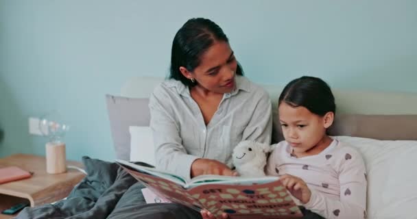 Mãe Menina Livros Quarto Leitura Alfabetização Para Aprender Desenvolvimento Infantil — Vídeo de Stock
