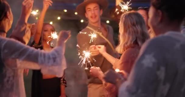 Noc Ognie Przyjaciele Tańczący Festiwalu Rave Lub Party Muzyką Lub — Wideo stockowe