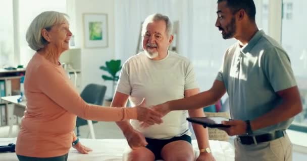 Fisioterapia Aperto Mão Quiroprático Com Saudação Casal Sênior Para Cuidados — Vídeo de Stock