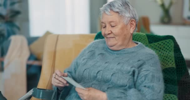 Foto Senior Vrouw Herinnering Een Thuisbank Voor Nostalgie Geschiedenis Onthouden — Stockvideo