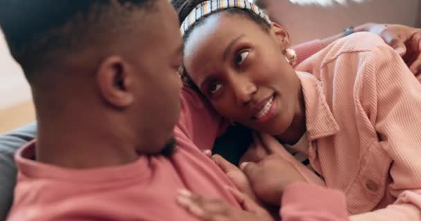 Inicio Amor Conversación Pareja Negra Abrazo Discusión Sobre Matrimonio Historia — Vídeo de stock