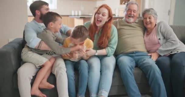 Familie Kinderen Grootouders Met Kietelen Bank Lachen Tweeling Liefde Glimlach — Stockvideo