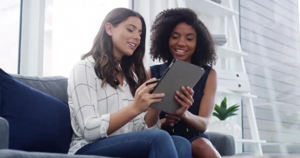 Online Shopping Tablett Kreditkort Och Kvinnor Vänner Glad För Bankkonto — Stockvideo