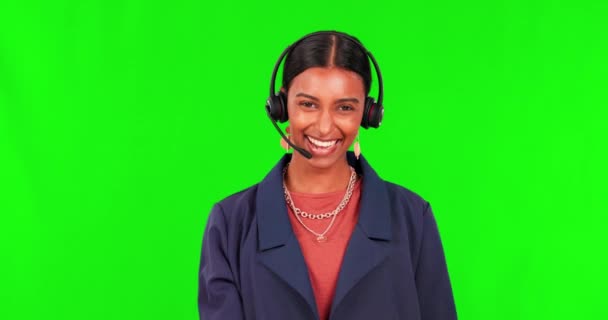 スタジオを背景にヘッドフォンで緑の画面にビジネス女性 コールセンターと親指アップ 顧客サービスの絵文字やはいサインのようなヘッドセットを持つ幸せな女性の人やコンサルタント代理店 — ストック動画