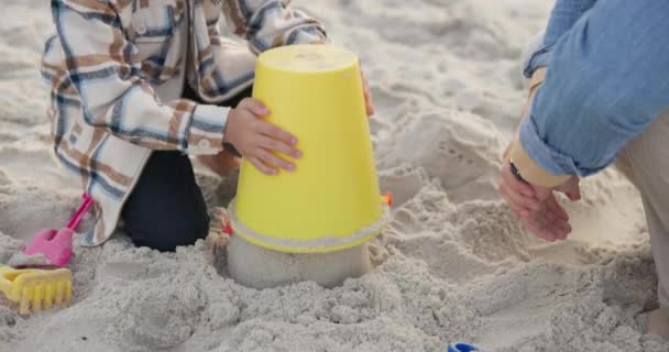 Tangan Keluarga Dan Anak Dengan Istana Pasir Pantai Untuk Liburan — Stok Video