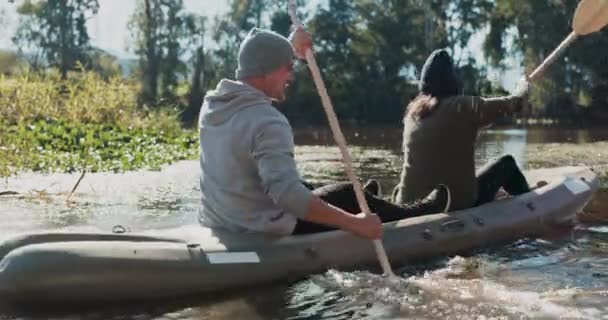 カヤック 人々は 旅のために一緒に自然の中で漕ぐ水や友人を探索する冒険に乗ります 自由のための田舎での休暇や休暇のための川のボート カヌー — ストック動画