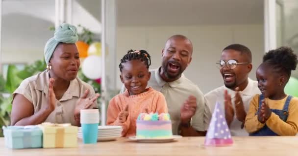 誕生日 子供パーティー 彼らの家の女の子の子供を祝うために黒い家族との拍手 祖父母 子供たちがマイルストーンイベントでケーキの上にキャンドルを吹いて拍手 — ストック動画