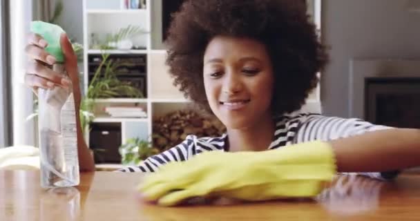 Limpieza Del Hogar Cara Mujer Limpiando Mesa Con Paño Detergente — Vídeos de Stock