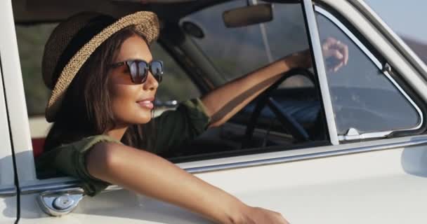 Samochód Okno Szczęśliwa Kobieta Świeżym Powietrzu Podróży Przygody Lub Relaksu — Wideo stockowe