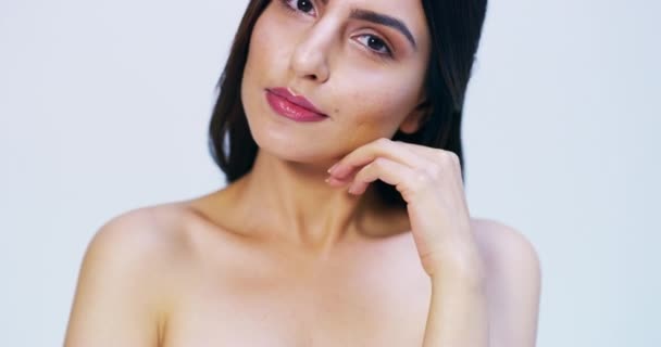 Mujer Belleza Resultados Estudio Fondo Blanco Cara Con Piel Maquillaje — Vídeos de Stock