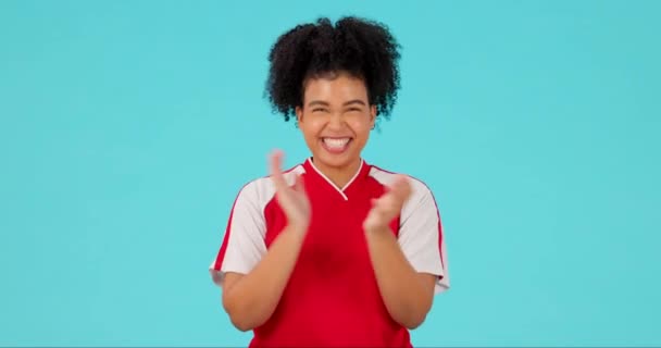 Célébrant Femme Applaudissant Ses Mains Sur Fond Bleu Heureux Pour — Video