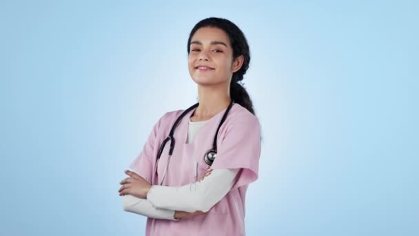 Krankenschwester Gesicht Und Vertrauen Studio Lächeln Für Kundenvertrauen Willkommensgruß Oder — Stockvideo