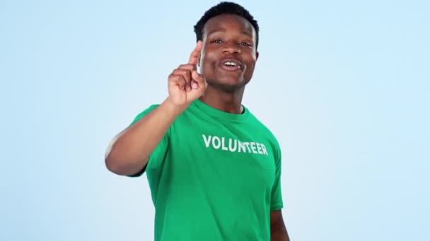 Pointing Schwarzer Mann Und Freiwilliger Mit Willkommen Für Wohltätigkeit Gemeinnützige — Stockvideo