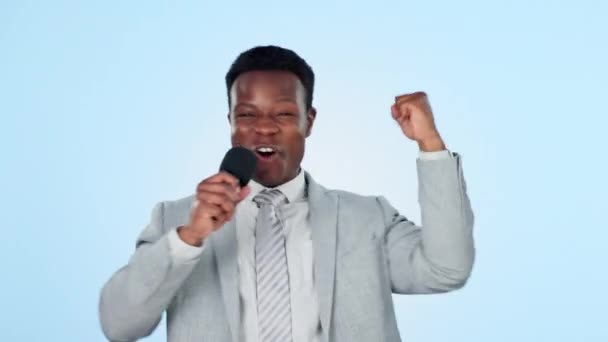 Siyahi Adam Mikrofon Tezahüratlı Muhabir Mavi Arka Planda Başarılı Heyecanlı — Stok video