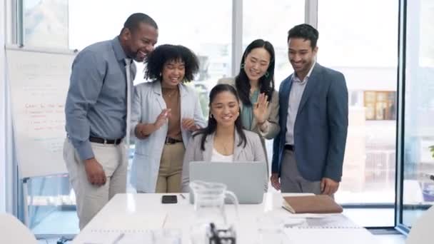 Βίντεο Κλήση Ομάδα Webinar Και Χαιρετισμό Επιχειρηματίες Ένα Γραφείο Ποικιλομορφία — Αρχείο Βίντεο