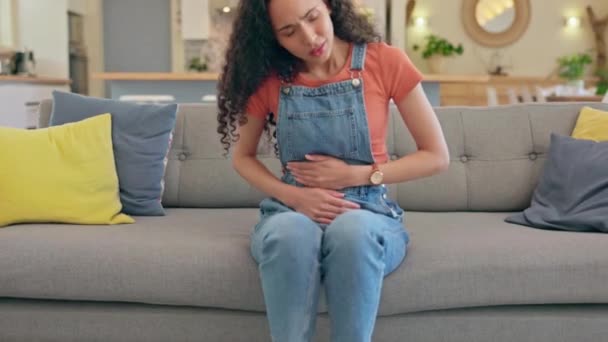 Mujer Enferma Dolor Estómago Dolor Sofá Para Salud Digestión Náuseas — Vídeos de Stock