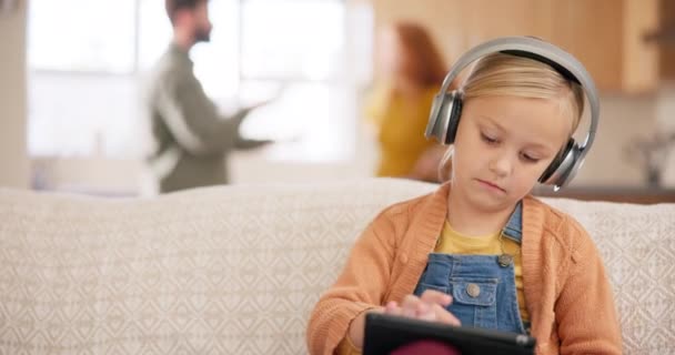 Tabliczka Słuchawki Rodzice Kłócący Się Dziewczyną Siedzącą Kanapie Salonie Swojego — Wideo stockowe