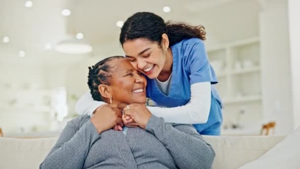 拥抱和老年妇女与照顾者的结合 健康和家庭护理 医疗保健和老年人与护理者或护士在客厅里的友谊 快乐和帮助 — 图库视频影像