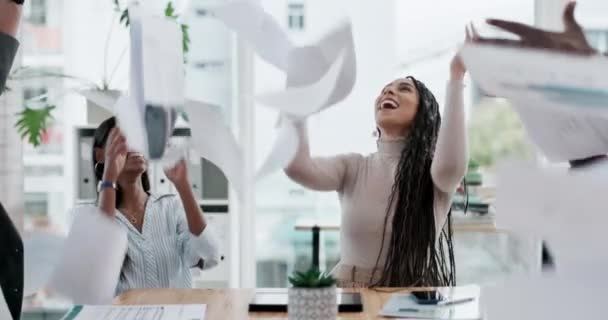 행복한 비즈니스 사람들 다섯과 사무실에서 성공을위한 문서와 공중에 박수로 마무리 — 비디오