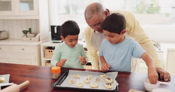 Παππούς Ψήνει Μπισκότα Εγγόνια Του Στην Κουζίνα Για Γλυκά Επιδόρπιο — Αρχείο Βίντεο
