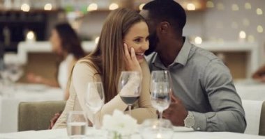 Akşam yemeğinde evlilik yıldönümünü kutlamak için restoranda konuşmak, sohbet etmek ya da ırklar arası bir çift olmak. Fısıltı, romantik siyah erkek ya da kadın sevgililer gününde şarap eşliğinde güzel bir akşam yemeği..