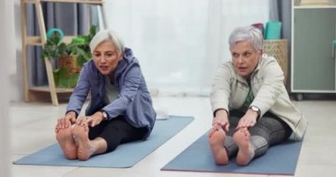 Esneme, vücut ve yaşlı kadınlar oturma odasında egzersiz, egzersiz ve evde sağlık için spor yapıyorlar. Yaşlılar, arkadaşlar ve bayanlar eğitim, sağlık ve bacak esnetme için dinlenme odasının zemininde yoga minderinde.