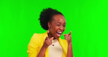 Yüz, yeşil ekran ve seni işaret eden siyah kadın. Stüdyo arka planında heyecanlı ve kutlama. Portre, kadın ya da kız motivasyona, el hareketine ve seçime sahip karar ya da tercihle.