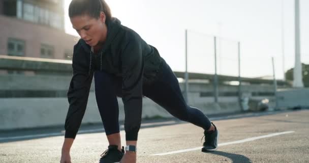 Posición Inicio Corredor Mujer Ciudad Con Fitness Mentalidad Determinada Entrenamiento — Vídeo de stock