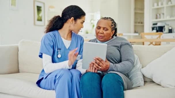 Tablet Mündige Patientin Und Krankenschwester Sprechen Feedback Geben Und Gesundheitsinformationen — Stockvideo