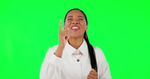 Szczęśliwa Kobieta Oklaski Wskazanie Zielonym Ekranie Gratulacjami Tle Studia Portret — Wideo stockowe