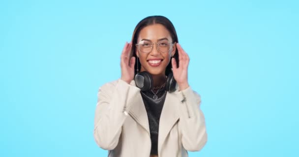 Дівчинка Навушники Портрет Щастям Синій Студії Засобами Масової Інформації Аудіо — стокове відео