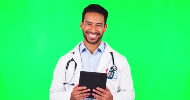 情報や処方で幸せな 笑顔や医療の専門家と医師のタブレット 緑の画面と肖像画 医療専門家や医療や医療のためのモバイルアプリ — ストック動画