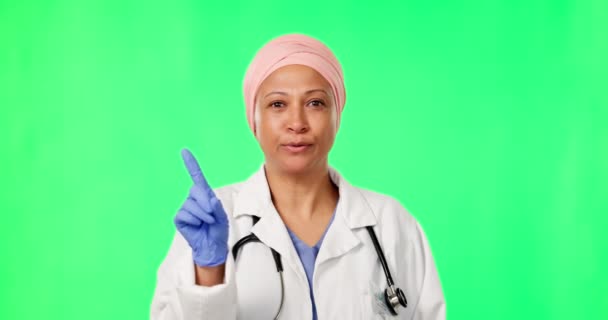 妇女和手指都不用经过绿色的屏幕来模拟警告 建议和咨询 在医疗保健 健康或诊所工作中 伊斯兰医学 手语和不同意见的索引和脸谱 — 图库视频影像